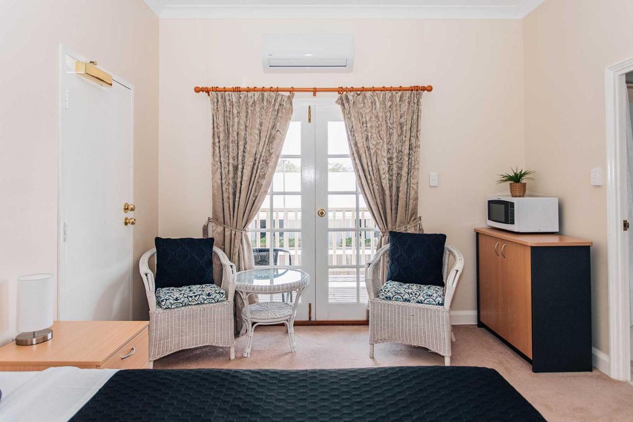 Settlers Hotel Йорк Екстериор снимка